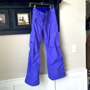 North Face Womens Snow pants size small, very gently used. Only worn twice.